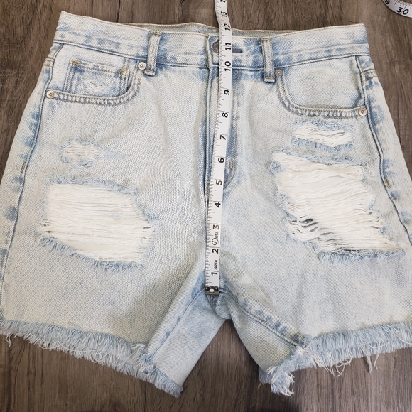 AE Mom Short Light Wash Women's 2 (28) High Rise Distressed Jean Shorts Raw Hem - Picture 6 of 8